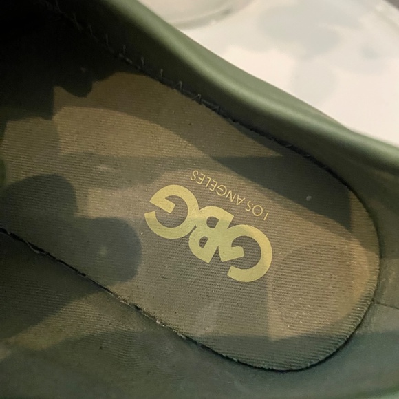 GBG Guess Sneaker Olive Green Modern Tennis Shoe 8 Women Very Good - Picture 7 of 7